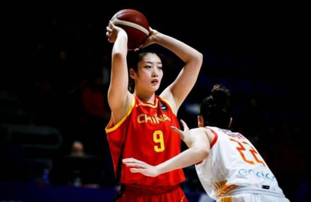 孩子们的精神鼓舞了同样怀揣电影梦的剧组,所以剧组决定一定要拍一部关于足球和梦想的电影,鼓舞更多的人走出心中的桎梏,实现梦想